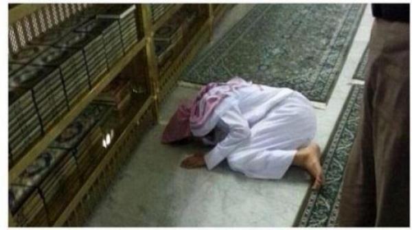 بالفيديو : سعودي يموت ساجدًا في الحرم المكي