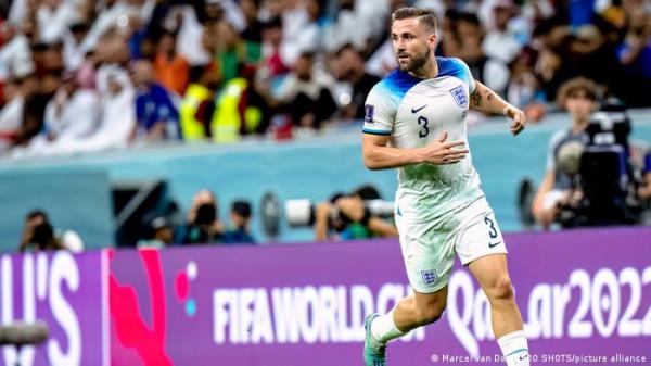 بقع خضراء تظهر بوضوح على قميص لاعب المنتخب الإنكليزي لوك شو