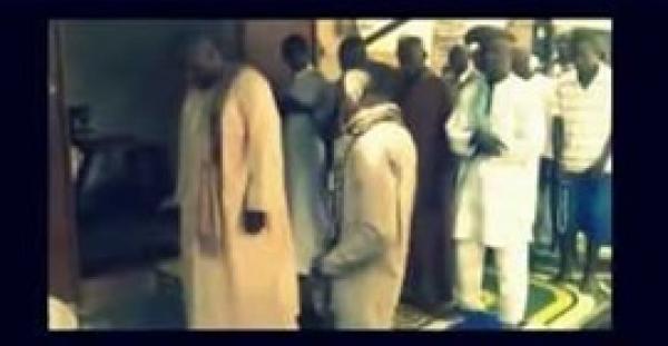 بالفيديو.. شاب يخرج من الصلاة ويشتبك مع الإمام لإطالته أثناء الصيام