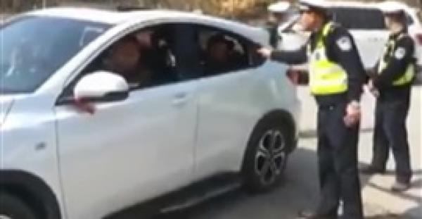 رجال شرطة يتفاجؤون بسيارة تقل 13 شخصا و4 اطفال (فيديو)