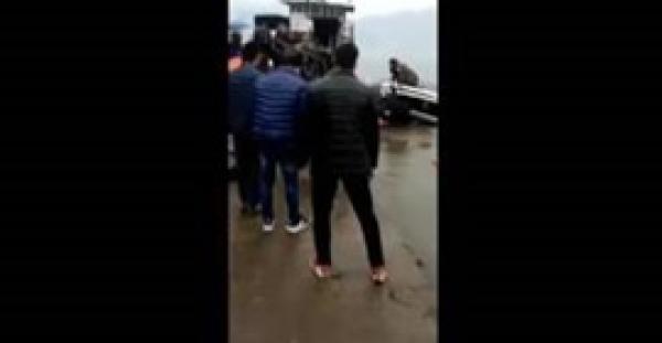 بالفيديو.. لقطات صادمة لأب يرمي طفلته في الهواء لإنقاذها من الغرق