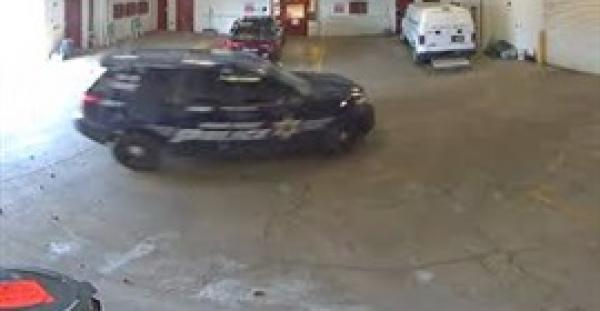 هروب جريء لسجين حافي القدمين ومقيد بالأصفاد خارج مركز شرطة (فيديو)