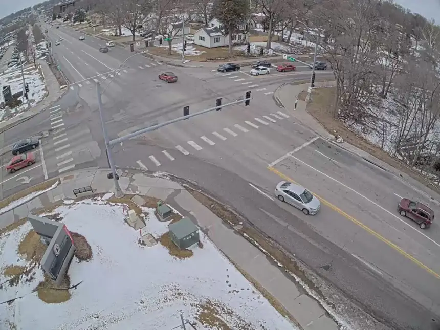 حفرة أرضية مفاجئة تبتلع سيارتين في الولايات المتحدة.. فيديو يوثق اللحظة