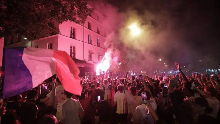 احتفالاً بفوز فرنسا على المغرب.. شابة فرنسية تلقى حتفها بعد سقوطها من شاحنة