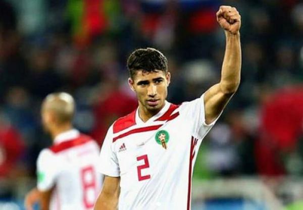 مرضي الوالدين .. شاهد ما فعله أشرف حكيمي مع والدته بعد مباراة اسبانيا (صور)