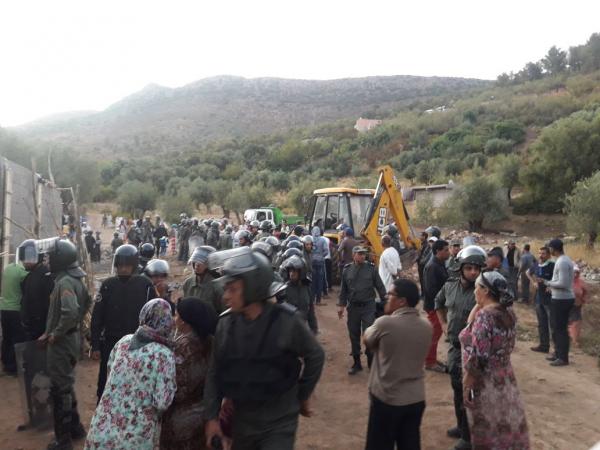 سلطات بني ملال مدعومة بالقوات العمومية  تواصل حملتها على البناء الغير قانوني وتهدم أساسات و منازل