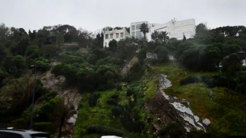 طنجة.. انجراف كبير للتربة بكورنيش مرقالة بسبب الأمطار