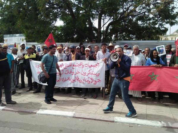 بالصور:ساكنة "ريما" تخرج في مسيرة إلى عمالة سطات بسبب "التهميش" و"الإقصاء"