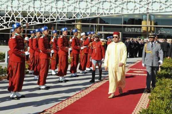 العاهل المغربي يعود إلى أرض الوطن بعد زيارة خاصة لفرنسا وأنباء عن جولة ملكية بعدد من المدن