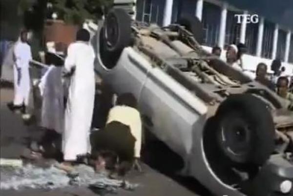 بالفيديو .....حادث غريب و العيب في الركاب وليس السيارة