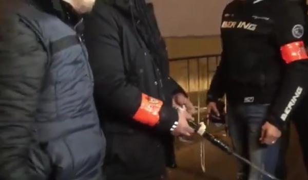 مجرم تم القبض عليه..شاهد ماذا كان يحمل معه