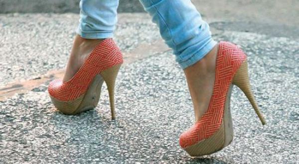 الكعب العالي .. مخاطر صحية كارثية