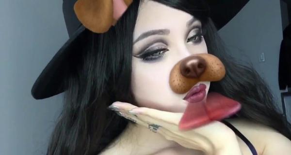 بالفيديو: عارضة تعيش حياتها كدمية بشرية