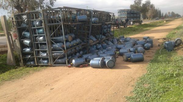 فلتنا من كارثة...انقلاب شاحنة محملة بقنينات الغاز ونقل السائق للمستعجلات  (صور)