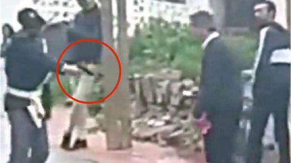 دركي يستعمل سلاحه الوظيفي لإبعاد المواطنين عن مكان اعتقال أحد الأشخاص بمنطقة بليونش(فيديو)