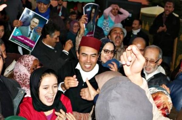 بالفيديو: فرحة هيستيرية بمسقط رأس المغربي ياسين لشهب بعد الإعلان عن تتويجه بلقب "منشد الشارقة"