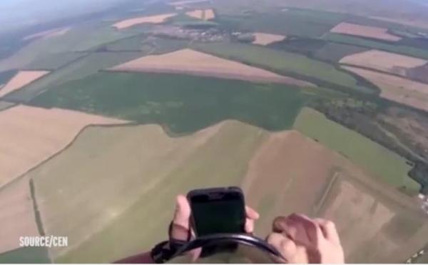 بالفيديو: مظلي يحاول الإمساك بالبوكيمون في الجو