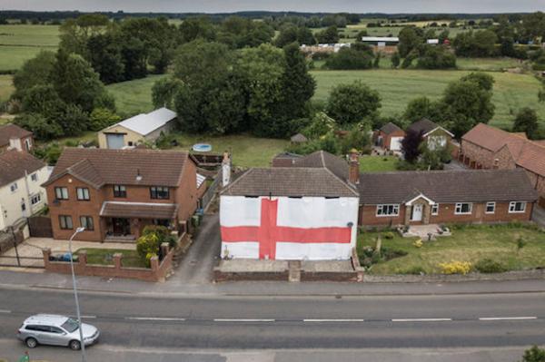 يغطي منزله بالكامل بعلم بلاده تشجيعاً لمنتخبه في كأس العالم