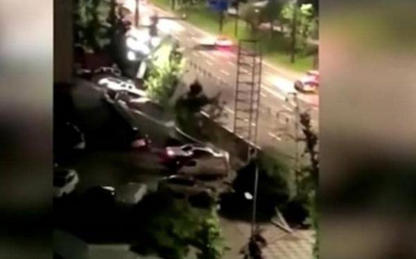 حفرة "عملاقة" تبتلع 21 سيارة في ثوانٍ قرب مركز تجاري بالصين(فيديو)