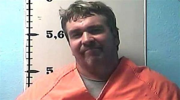 أمريكي ينبش قبر والده ليتناقش مع جثته