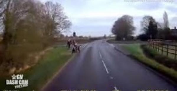 سرعة بديهة سائق شاحنة تنقذ حياة 3 أطفال متهورين   (فيديو)