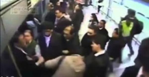 بالفيديو.. لص يفقد وعيه بعد صفعة من ضحيته