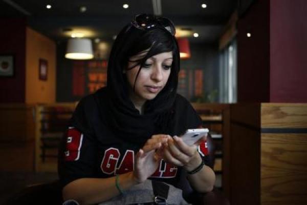 الحكم بسجن وتغريم ناشطة بحرينية لأنها مزقت صورة الملك