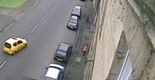 بالفيديو .. أغبى محاولة لركن سيارة