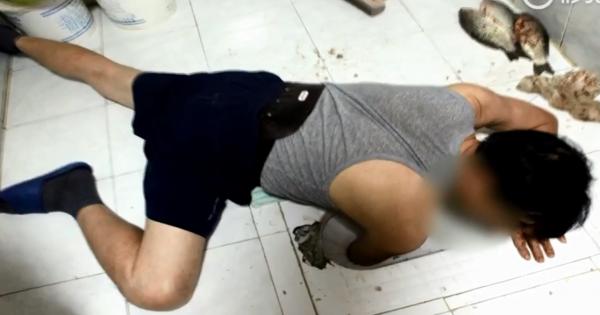 علق في المرحاض أثناء محاولته إنقاذ عشائه