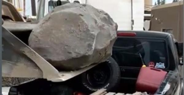 صخرة تحطم سيارة نصف نقل (فيديو)