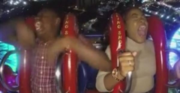 بالفيديو.. رد فعل شاب يركب لعبة المنجنيق لأول مرة