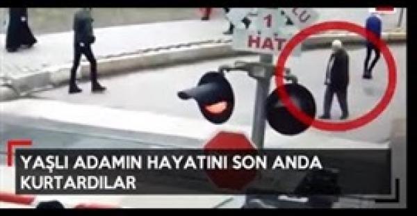 شاب ينقذ مسنا في اللحظة الأخيرة قبل اصطدام قطار به (فيديو)