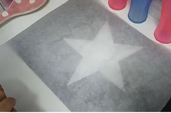 بالفيديو: حيلة و تقنية لتقطيع ورق الفرن لصينية مستديرة