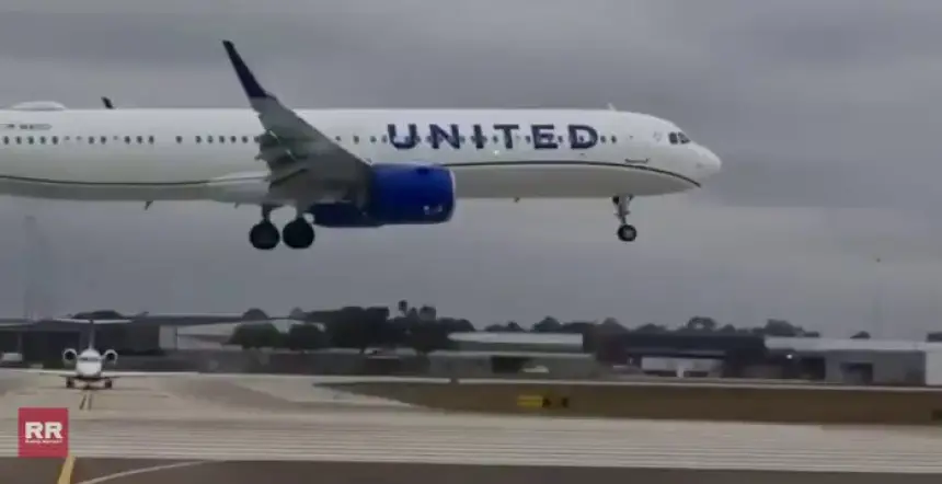 بالفيديو...طائرة ركاب تنجو بأعجوبة من كارثة وشيكة