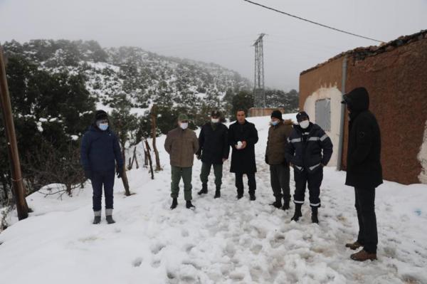 سلطات تازة تنزل مخطط مكافحة انعكاسات موجة البرد على أرض الواقع وتزيح الثلوج عن الطرق