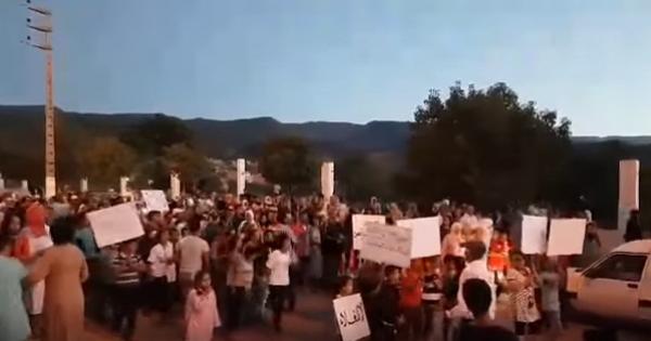 تردي الأوضاع الصحية يخرج ساكنة زاوية الشيخ للاحتجاج في مسيرة رفعت شعارات قوية ضد وزارة الصحة -فيديو-