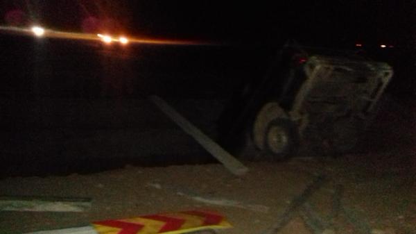 هكذا تسببت أشغال قنطرة في حادثة سير خطيرة بعد وقوع سيارة "بيكوب" داخلها -صور حصرية-