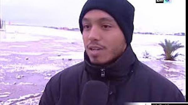 رغم البرد القارس.. سكان ورزازات يخرجون للاستمتاع بالثلوج