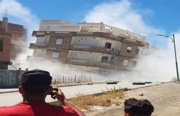انهيار كلي لمنازل وتضرر أخرى جراء هزتين أرضيتين شرق الجزائر (فيديو)