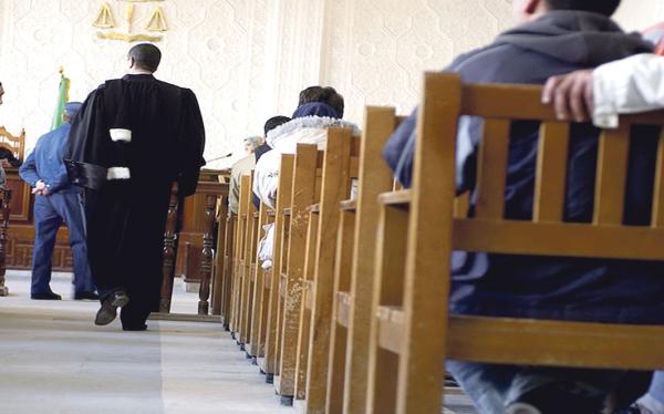 تطبيق جديد يطيح بمحترفي "شهادة الزور" بمحاكم المملكة