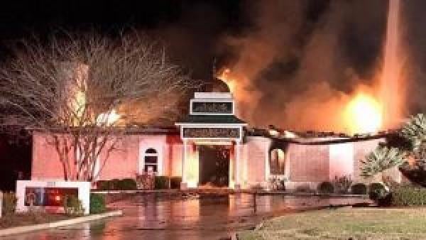 هجوم إرهابي على مسجد في كاليفورنيا وحرقه.. ما علاقة ذلك بمجزرة نيوزلندا؟