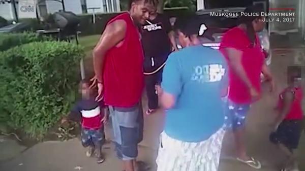 بالفيديو: يتقدم للزواج من حبيبته أثناء اعتقاله