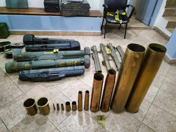 بالصور: توقيف مختل عقليا بزي عسكري في الشارع العام بمراكش وهذا ما تم العثور عليه في منزله