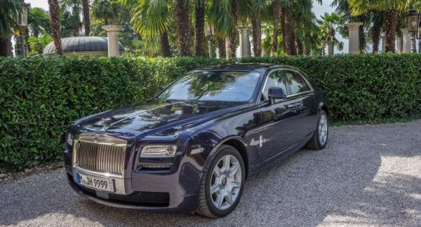 ملك يهدي زوجاته الـ 14 أسطولا من سيارات "رولز رويس" ويستفز شعبه