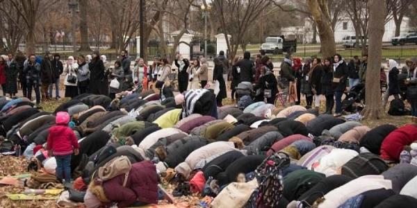 بالفيديو: صلاة الجمعة أمام البيت الأبيض نصرة للقدس