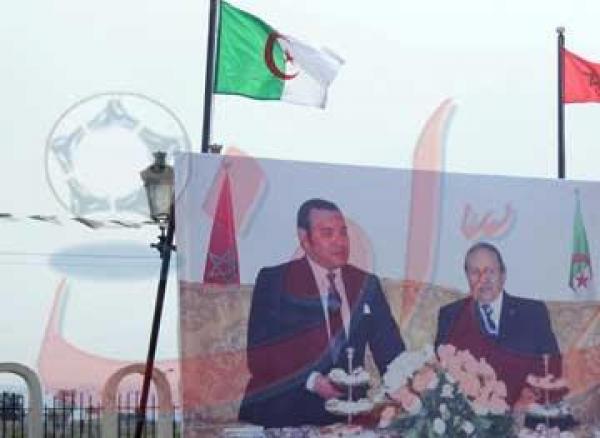 صور الملك محمد السادس والأعلام المغربية تزين مدينة عنابة