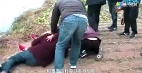 انتحار أم بسبب قصر قامة خطيبة ابنها (فيديو)