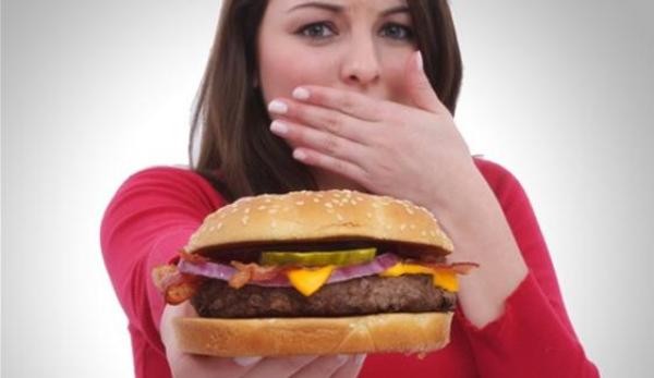 خطورة اللحوم والجبن في منتصف العمر مثل التدخين