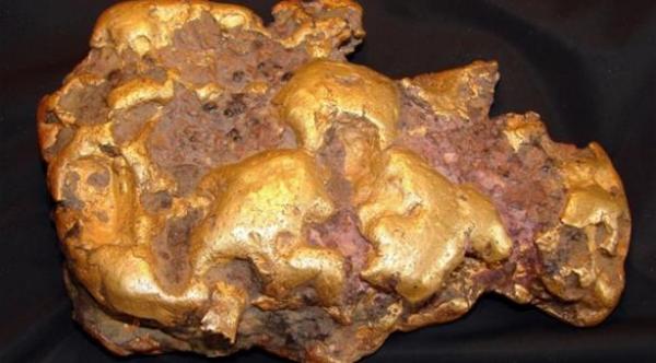 راع صيني يعثر بالصدفة على قطعة ذهبية وزنها 7.85 كيلو