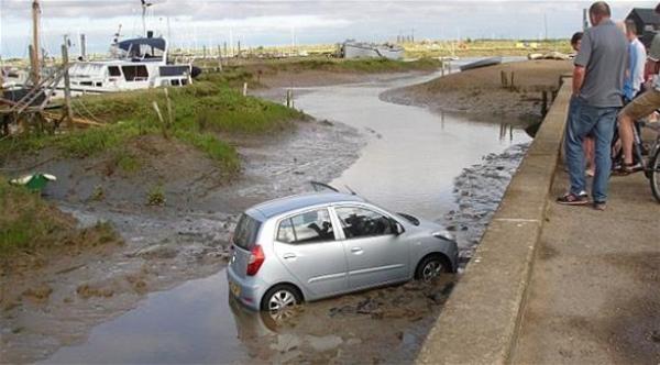 ثمانينية تقود سيارتها إلى الخلف لتسقط في النهر